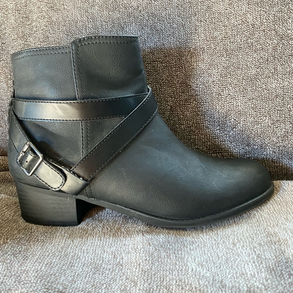 Girls black booties shoe in size 5 youth